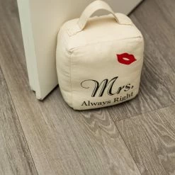Türstopper MRS. ALWAYS RIGHT - beige -Flur & Diele Verkaufsgeschäft 9004139100 03 1600Wx1600H