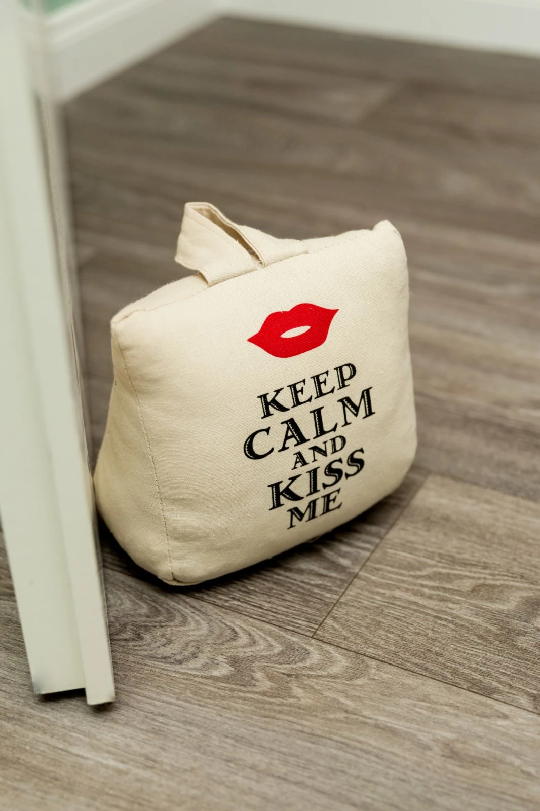 Türstopper KEEP CALM AND KISS ME - beige 6 Türstopper KEEP CALM AND KISS ME - beige – Bild 4